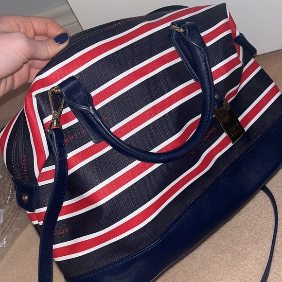 Very new worn once, I’m selling it because it doesn’t fit my laptop. - Picture 7 of 7